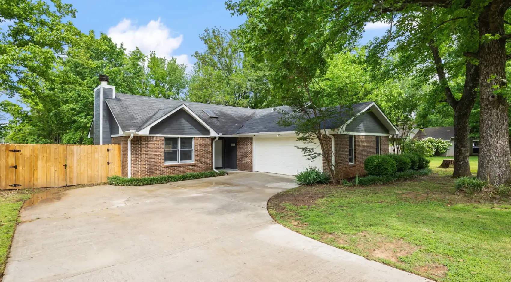 Brick House With Garage Pic